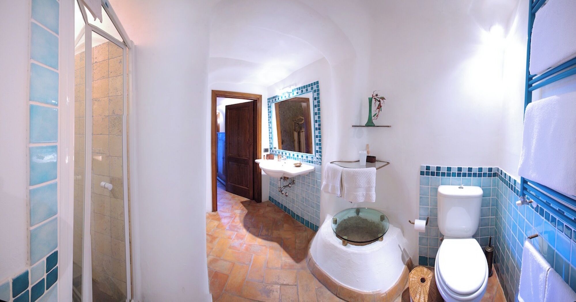 Ilmaiset hygieniatuotteet, hiustenkuivaaja, bidee, pyyhkeet