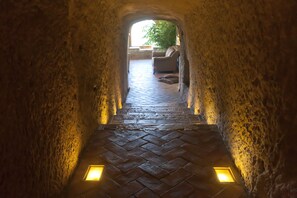 Suite Luxury, 1 letto queen, idromassaggio, vista valle (100-300 meters from check-in location) | Corridoio