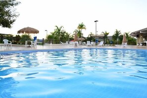 Outdoor pool - Enseada Flat Residence (Caldas Novas)