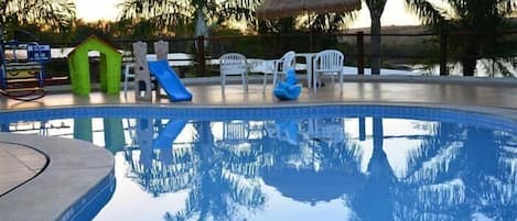 Una piscina al aire libre