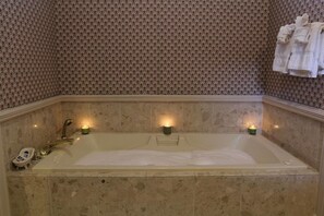 Chambre Luxe | Baignoire relaxante profonde