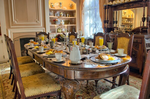 Free daily full breakfast - Corners Mansion Inn - A Bed & Breakfast (Vicksburg)