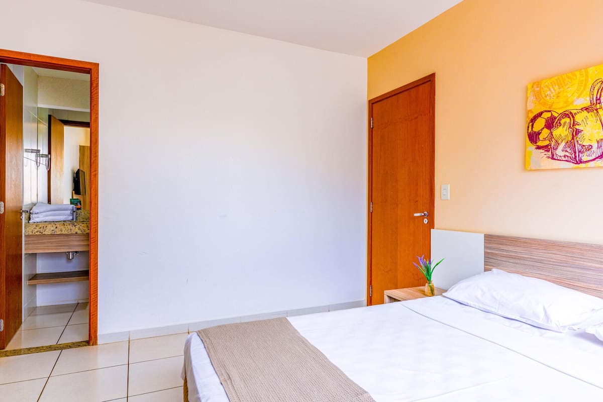 1 slaapkamer, een bureau, een laptopwerkplek, verduisterende gordijnen