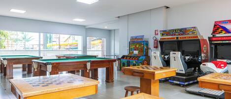 Ein Erholungsbereich mit Billardtischen, einer Poolbillard-Spielfläche und Spielautomaten.
