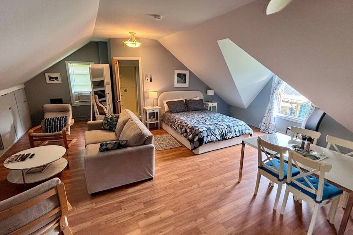 Standard Quadruple Room, Ensuite (Studio Suite 3) | Living area | 42-inch Smart TV with digital channels