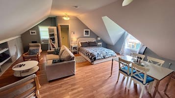 Standard-Vierbettzimmer, mit Bad (Studio Suite 3) | Wohnbereich