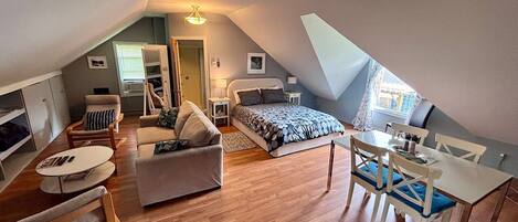 Standard Quadruple Room, Ensuite (Studio Suite 3) | Living area