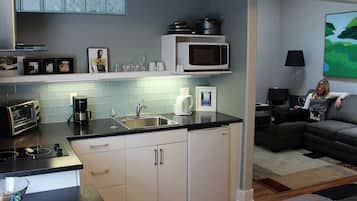Classic Quadruple Room, Ensuite (Sunrise Suite 2) | Private kitchen