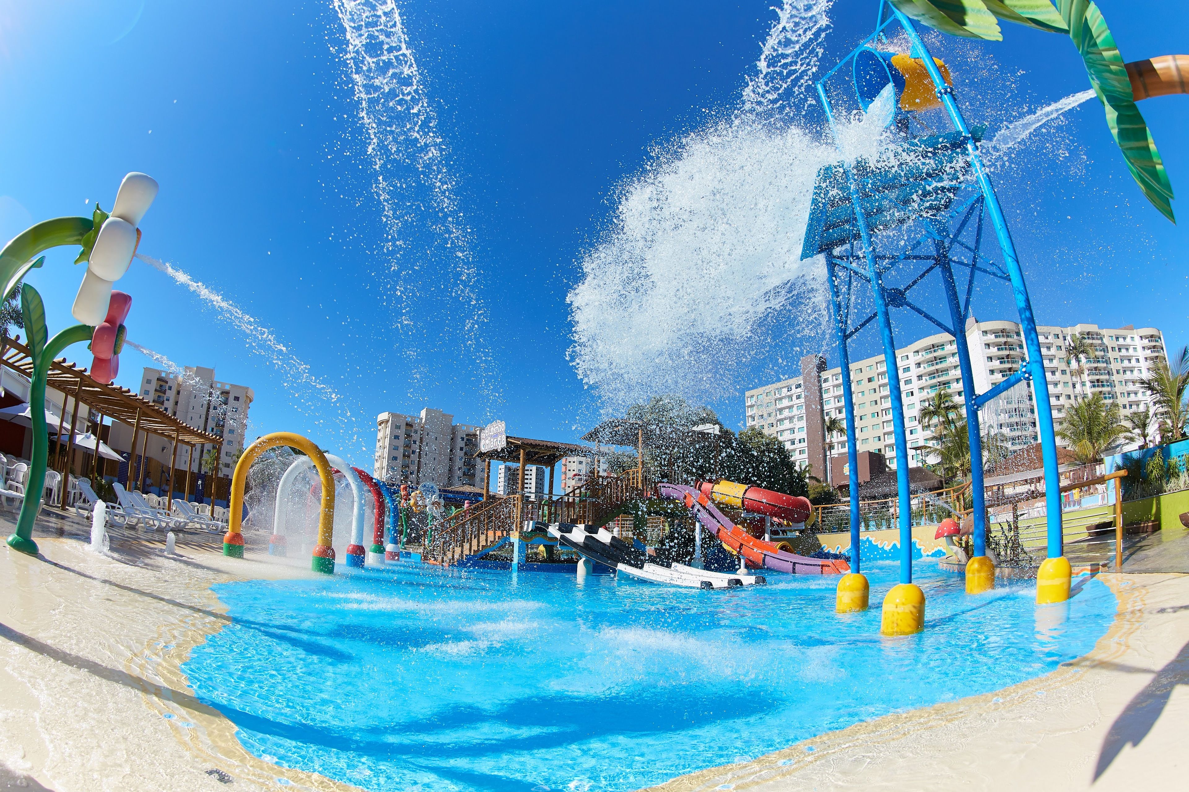 Un parque acuático con varias toboganes y una piscina.