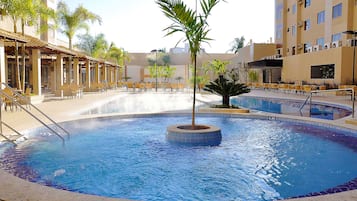 7 piscinas externas, funciona das 9h às 22h, espreguiçadeiras