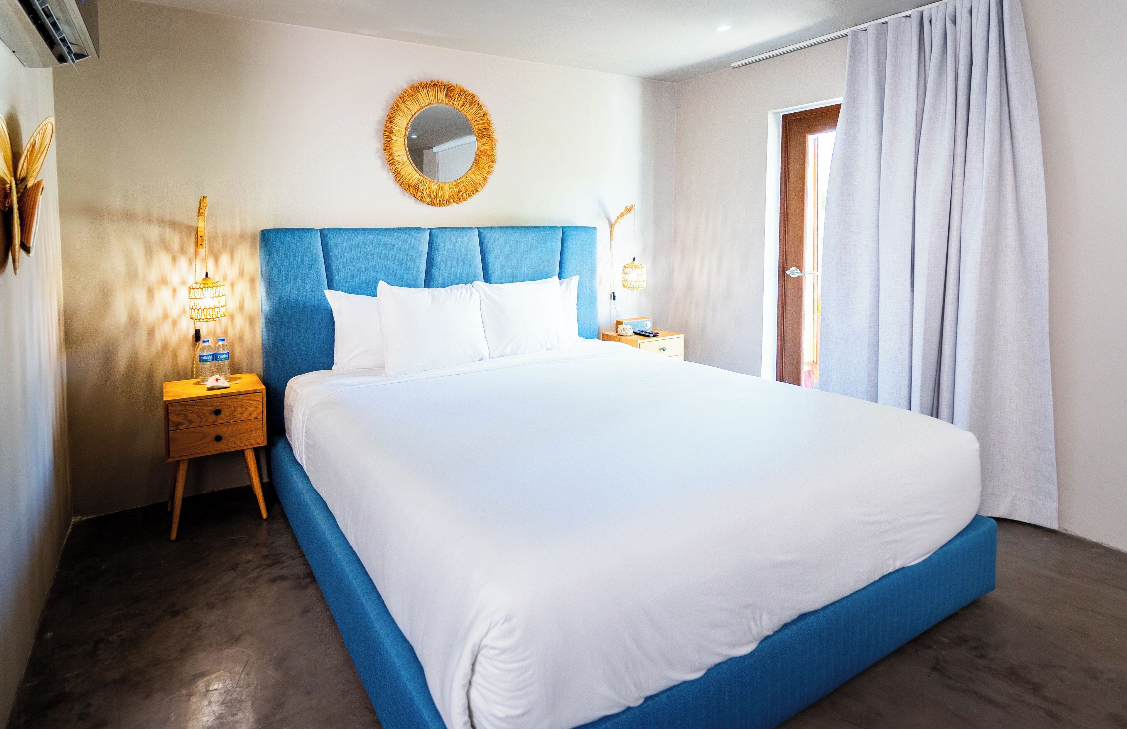 Kamar Deluks, 1 Tempat Tidur King, pemandangan kebun | Seprai premium, bantalan ekstra lembut, minibar, dan brankas