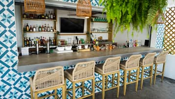 3 bares o lounges, bar de vinos