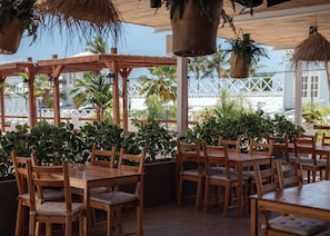 3 restaurants; breakfast, lunch, dinner, and brunch served