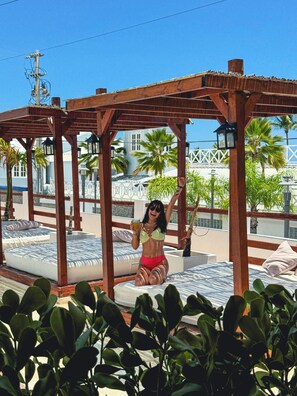 Utendørsbasseng, bassengtelt (inkludert) og bassengparasoller