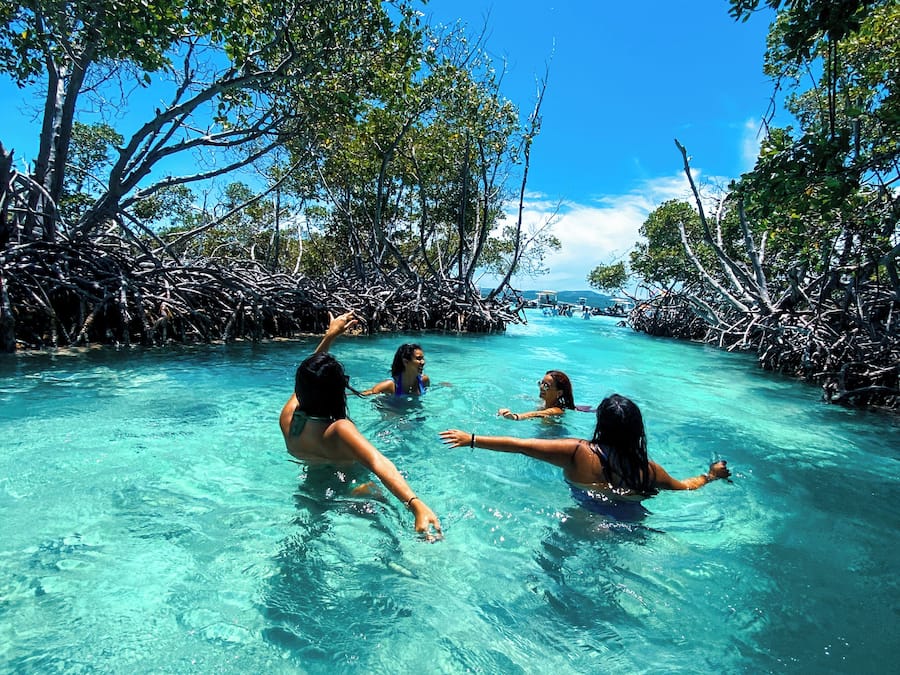 In StrandnĂ€he, weiĂer Sandstrand, StrandtĂŒcher