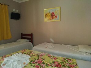Minibar, cortinas opacas, wifi gratis y ropa de cama