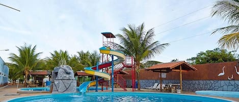 3 Außenpools, Sonnenschirme, Liegestühle