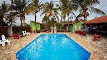 3 piscines extérieures, parasols de plage, chaises longues