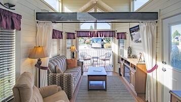 Cottage | Living room | Flat-screen TV