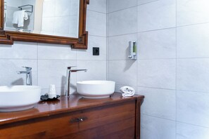 A bathroom with two sinks, a mirror, and a towel rack. - Hôtel Berceau du Vigneron (Turckheim)