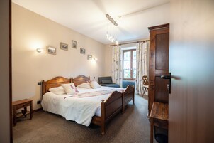 Superior Room | Desk, free cribs/infant beds, free WiFi