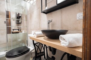 Quarto casal conforto | Banheiro | Banheira de imersão, produtos de toalete grátis, secador de cabelo