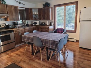 Micro-ondes, grille-pain, nécessaire de nettoyage, congélateur