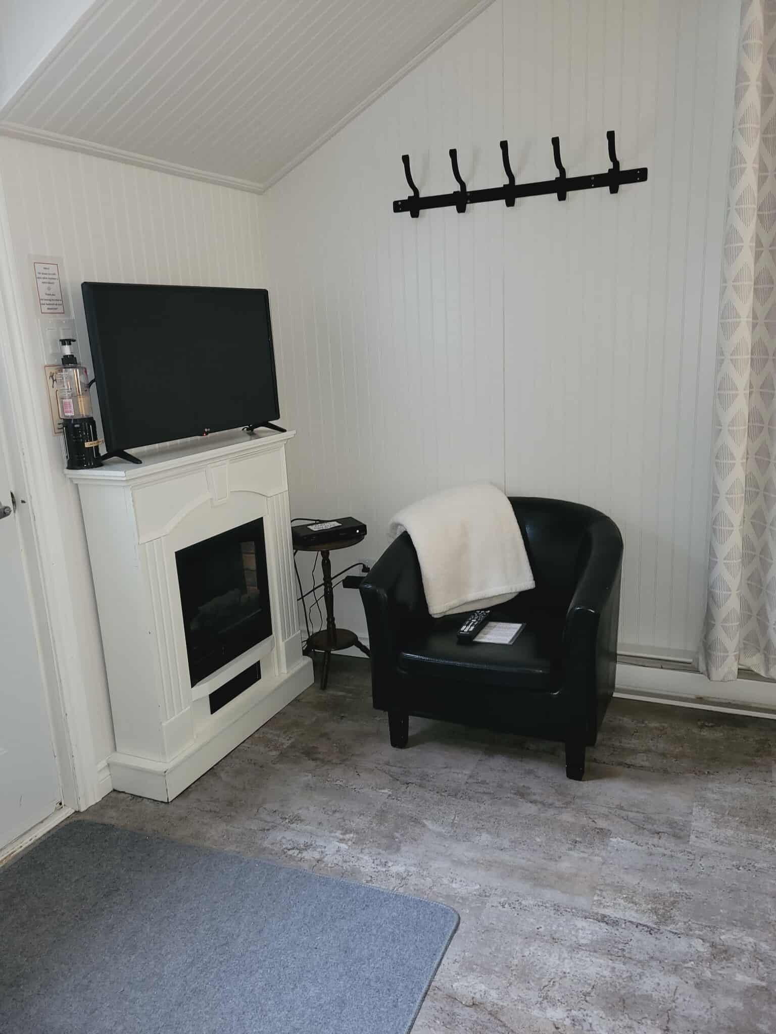 Habitación doble, baño en la habitación (No. 1) | Área de sala de estar | Televisión de pantalla plana 