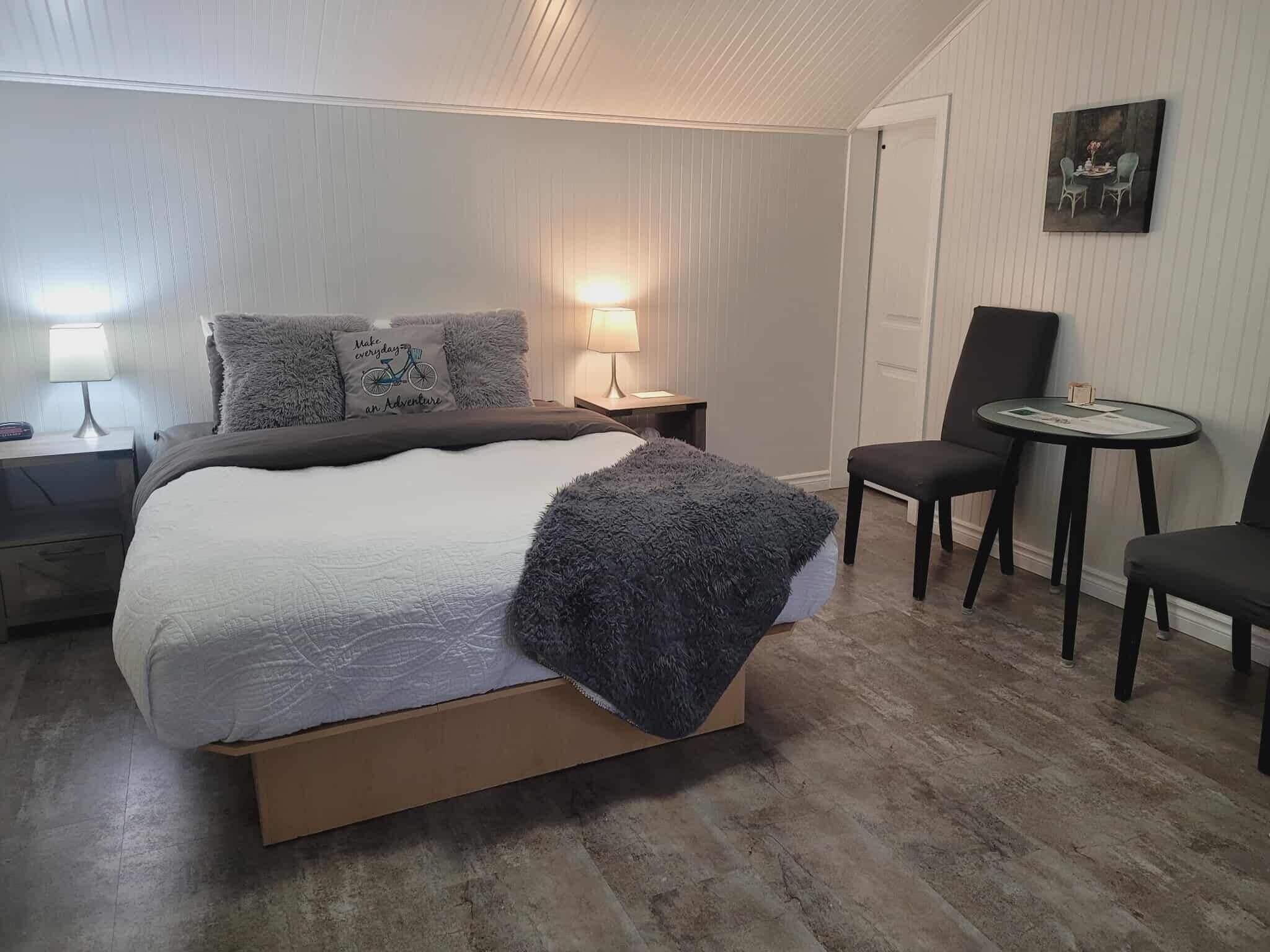 Basic Room, 1 Queen Bed (4)