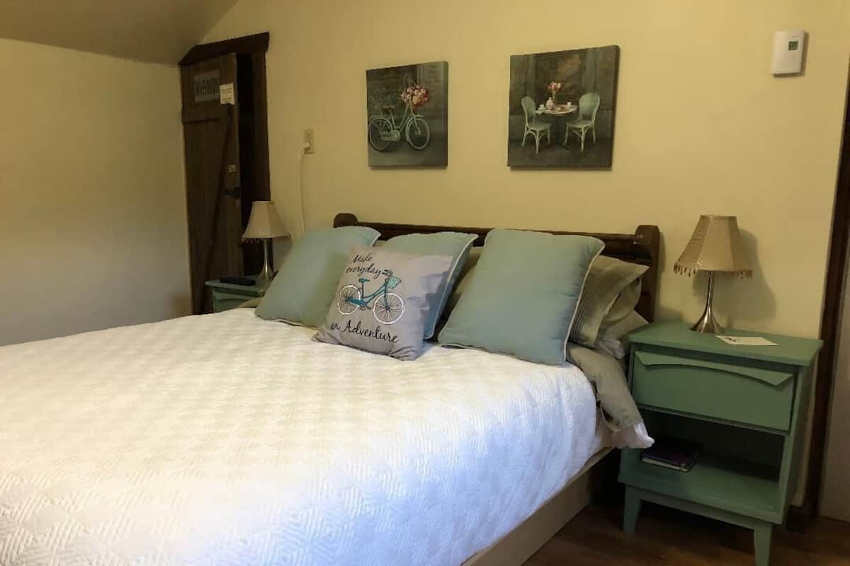 Basic Room, 1 Queen Bed (4) | Individually decorated, free WiFi