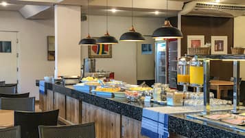 Serveert ontbijt, lunch en diner