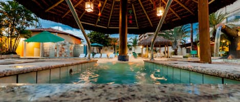 5 piscines extérieures, parasols de plage, chaises longues
