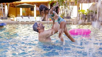 5 piscines a l'aire lliure, para-sols i gandules