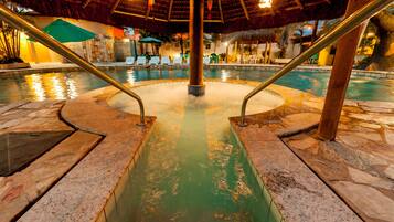 5 piscines a l'aire lliure, para-sols i gandules