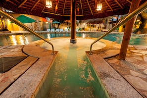 5 udendørs pools, parasoller, liggestole
