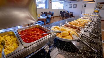 Esmorzar diari d'estil bufet gratuït