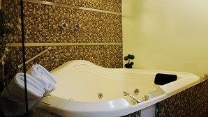 Suite clásica, bañera de hidromasaje | Caja fuerte, escritorio, wifi gratis