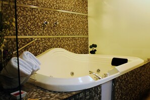Classic Suite, Jetted Tub | In-room safe, desk, free WiFi - Monterrico Hotel Peru (Santiago de Surco)