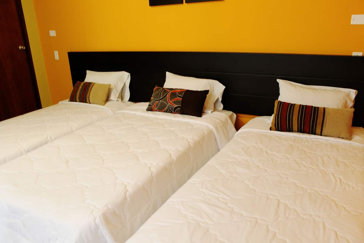 Chambre Triple Classique | Coffres-forts dans les chambres, bureau, Wi-Fi gratuit