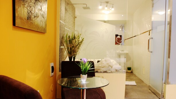 Suite clásica, bañera de hidromasaje | Servicio de comidas en la habitación