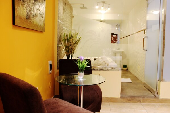 Classic Suite, Jetted Tub | In-room dining - Monterrico Hotel Peru (Santiago de Surco)