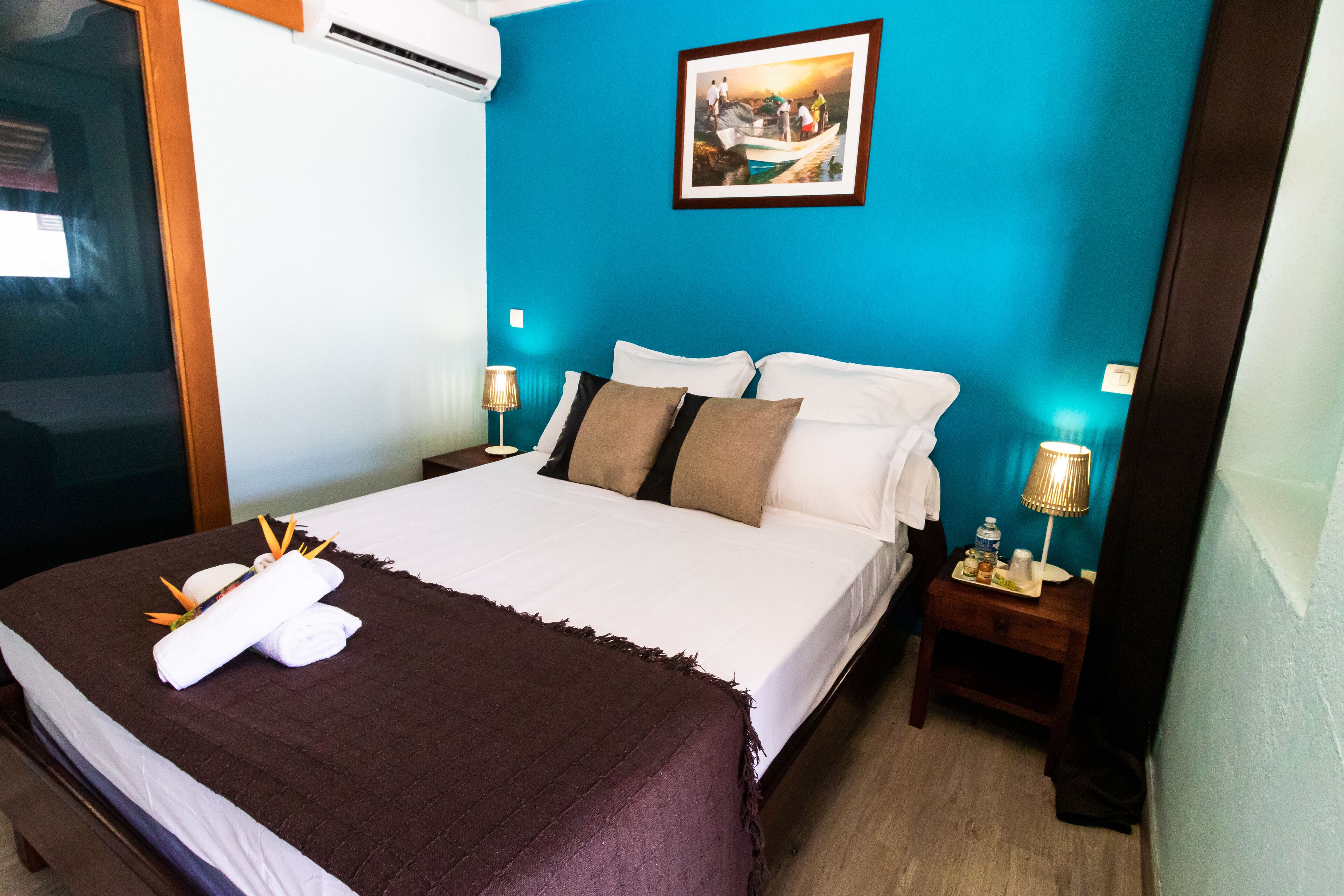 Phòng đôi tiện nghi đơn giản | Trang bị nội thất với thiết kế riêng biệt 