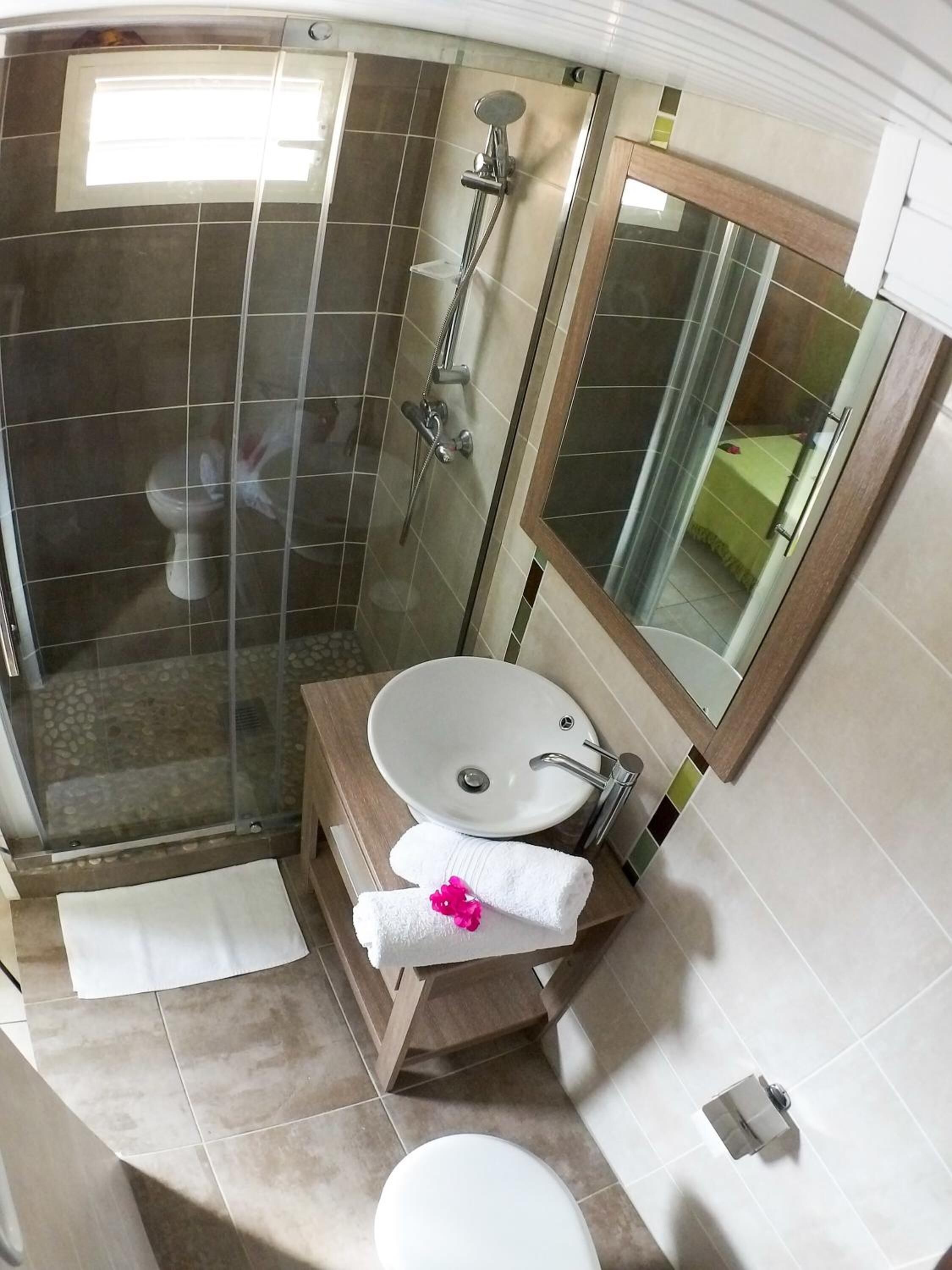 shower, hydromassage showerhead, free toiletries, hair dryer