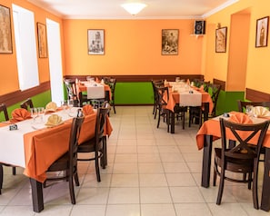 Frühstück, Mittagessen, Abendessen, lokale Küche
