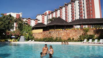7 outdoor pools, pool loungers