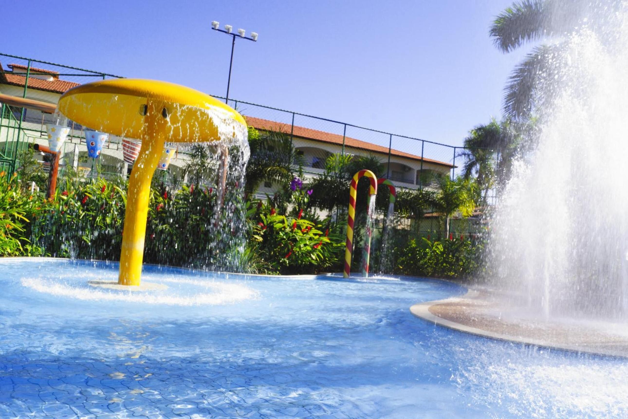 7 outdoor pools, sun loungers