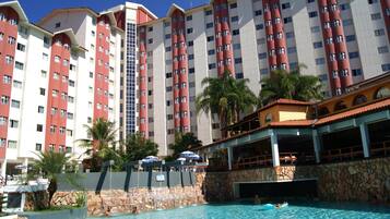 7 outdoor pools, pool loungers