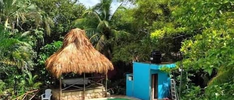 Una piscina al aire libre, sillones reclinables de piscina