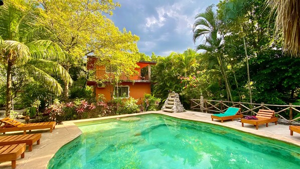 Outdoor pool, sun loungers - Macan Ché (Izamal)