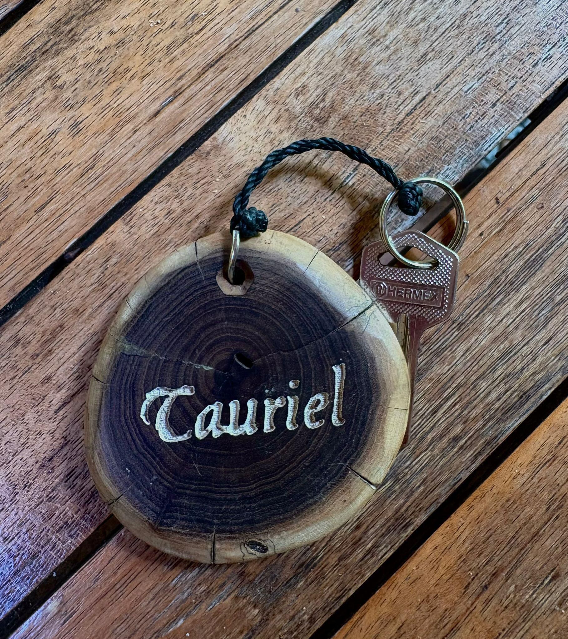 Un llavero de madera con el nombre "Tauriel" grabado.